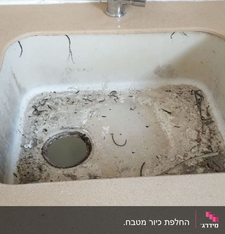 כיור מלוכלך עם משטח שיש בהיר